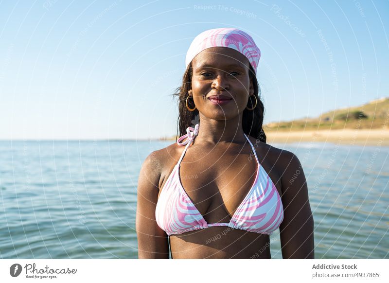 Schwarze Frau im Meerwasser stehend Wasser MEER Resort Urlaub Badeanzug Sommer Blauer Himmel Kopftuch Morgen schwarz Afroamerikaner ethnisch Badebekleidung