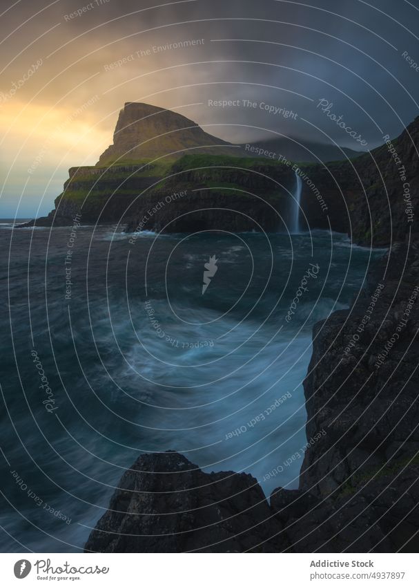 Stürmische See und Klippen bei Sonnenaufgang MEER winken Unwetter Felsen Energie platschen wolkig Himmel Färöer-Inseln Morgen Sonnenuntergang Wetter Wasser