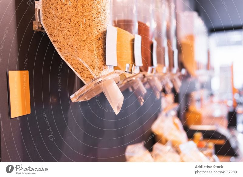 Spender mit Körnern an der Ladenwand Korn Wand umweltfreundlich Lebensmittelgeschäft sortiert natürlich Produkt hängen Einzelhandel Kunststoff gesunde Ernährung