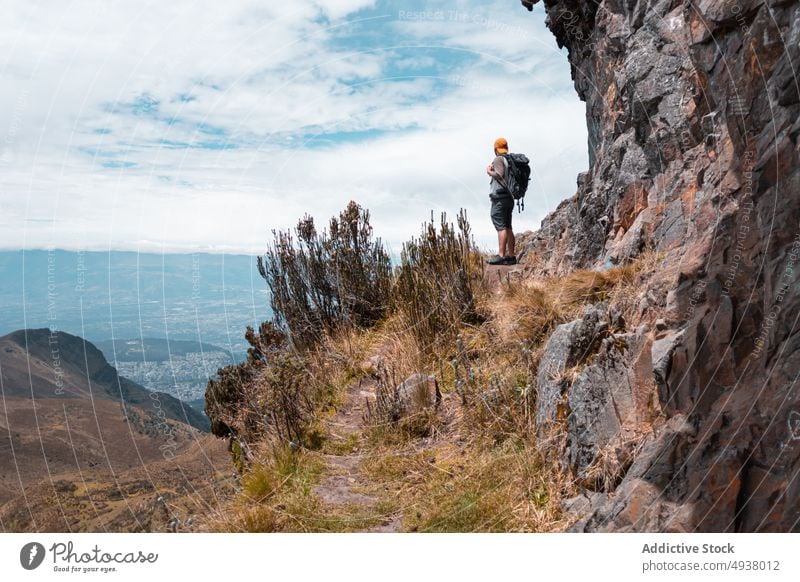 Reisender mit Rucksack auf dem Gipfel eines Berges stehend Mann Berge u. Gebirge Saum Wanderer beobachten Tal Abenteuer felsig männlich Trekking Klippe Hochland