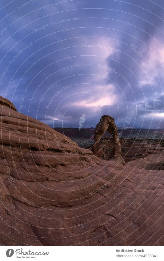 Steinbogen und Schlucht bei Sonnenuntergang Bogen Himmel wolkig Natur atemberaubend Formation malerisch Delicate Arch Arches National Park Moab Utah USA