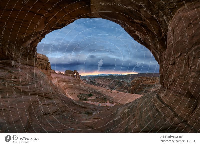 Steinbogen und Schlucht bei Sonnenuntergang Bogen Himmel wolkig Natur atemberaubend Formation malerisch Delicate Arch Arches National Park Moab Utah USA