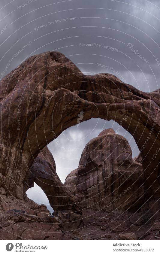 Steinbögen an einem bewölkten Tag in der Wüste Formation Bogen wüst wolkig Himmel Wetter rau trocken Natur Double Arch Arches National Park Moab Utah USA