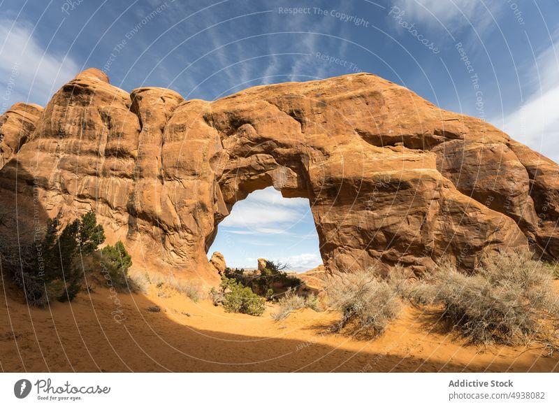 Steinbogen in der Wüste an einem bewölkten Tag Bogen wüst trocken Buchse Blauer Himmel wolkig Sommer Natur Wahrzeichen Fensterbogen Arches National Park Moab