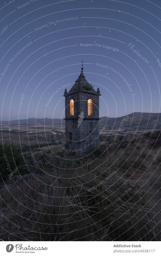 Beleuchteter Glockenturm auf einem Hügel Turm Klingel Kloster Nacht Himmel sternenklar Landschaft leuchten alt Ávila Spanien Ruine bleiben Architektur dunkel