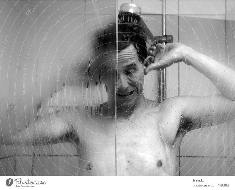 heftiges Ohren-Waschen Reinlichkeitszwang übertreiben Bad Mann Dusche (Installation) Trinkwasser Wasser Fliesen u. Kacheln Duschkopf Grimasse nackt lustig nass