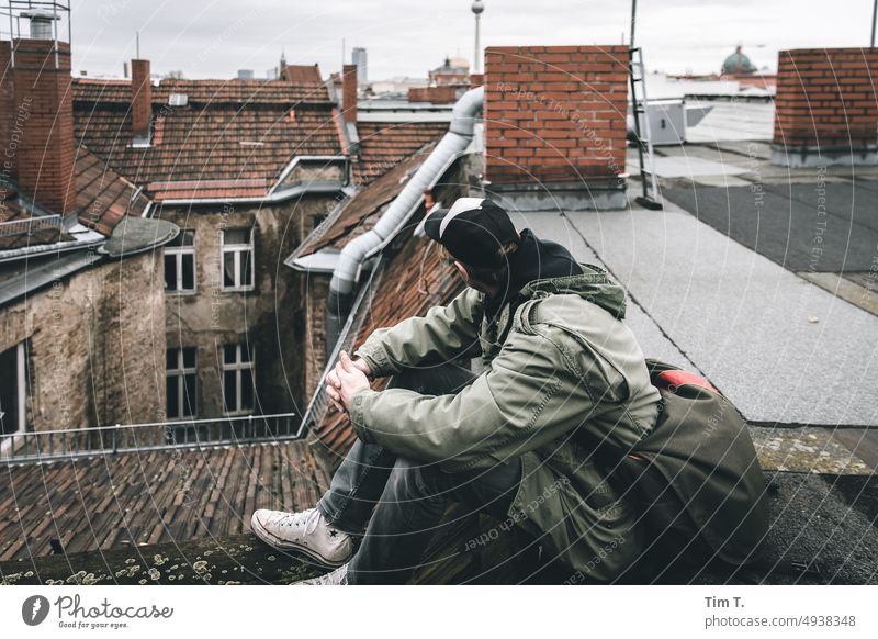 ein Mann mit Cape sitzt auf einem Dach und dreht sich weg Berlin Mitte Berlin-Mitte Stadt Hauptstadt Außenaufnahme Bauwerk Stadtzentrum Architektur Großstadt