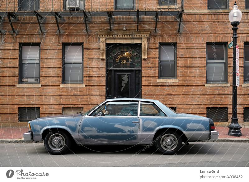 Verwittertes Auto vor einem Gebäude in Boston, MA, USA PKW verwittert alt altehrwürdig Stadtleben Großstadt Straße altes Auto rostig amerika