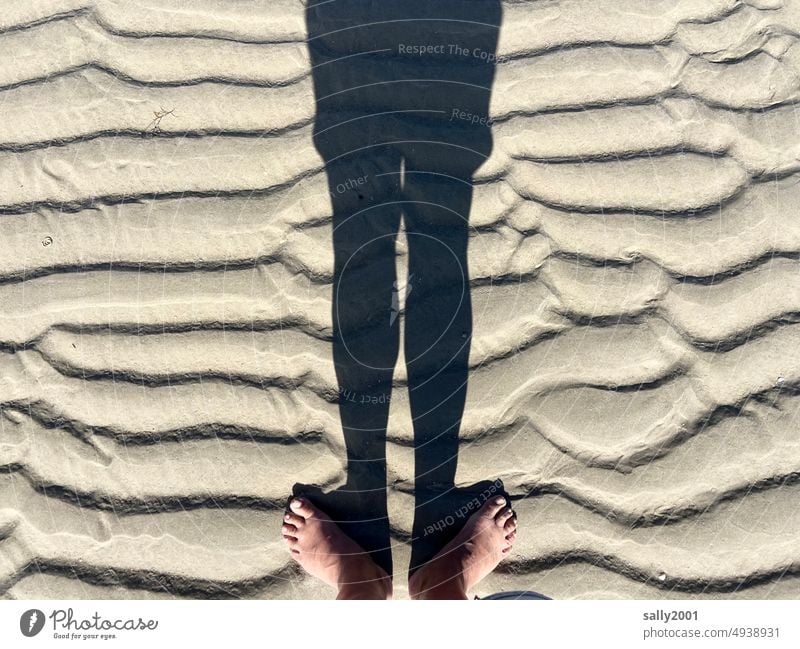 wir dürfen jetzt nicht den Sand in den Kopf stecken | ... Strand Schatten Fuß Wattenmeer Ebbe Wellen Nordsee Gezeiten Küste stehen Sommer barfuß Riffel