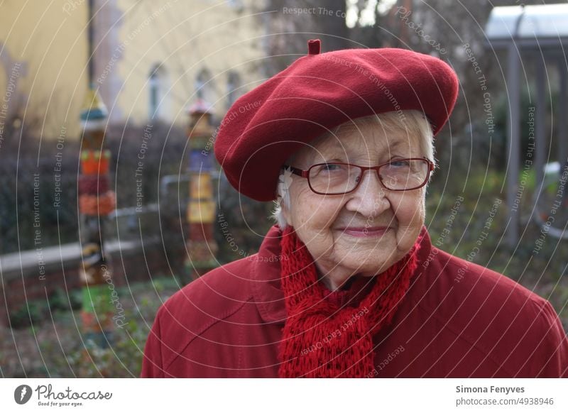 Die Frau mit roter Baskenmütze alte Frau Oma rote Baskenmütze Großmutter Rot Rote Kleidung nachdeklich Lächeln faltiges Gesicht Portrait roter Schal