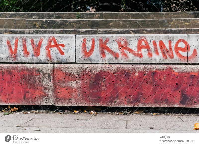Treppe mit der Aufschrift "Viva Ukraine Krieg Frieden Zeichen Hoffnung Solidarität Politik & Staat Freiheit Symbole & Metaphern Friedenswunsch Ukraine-Krieg
