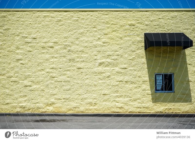Gelbes Drive-Thru gelb gelber Hintergrund Wand Hintergrundbild abstrakt Farbe Farbfoto Strukturen & Formen Menschenleer Fassade Außenaufnahme Durchfahren