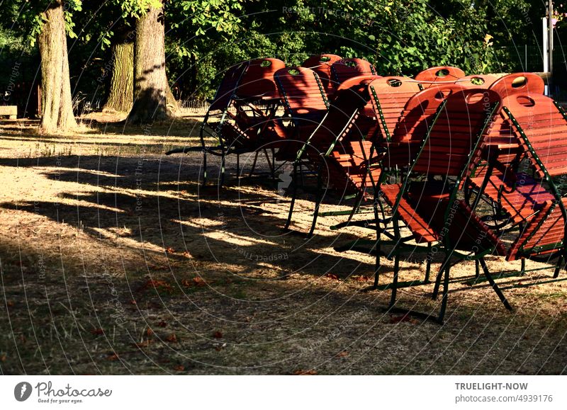 Draußen sitzen - Platz genug, alle Stühle frei, die Abendsonne dekoriert mit Schattenspiel, drei große Bäume im Hintergrund passen auf, nur - warum sitzt da kein Mensch bei dem schönen Wetter?