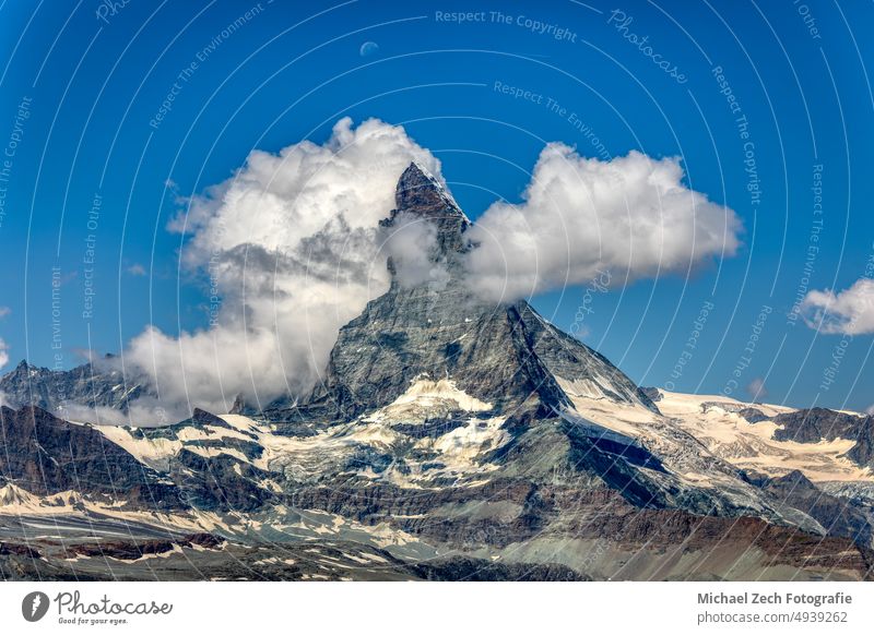 Berglandschaft mit Blick auf das Matterhorn Schweiz Berge u. Gebirge Schweizer Natur Landschaft reisen Zermatt Alpen im Freien Gipfel Tourismus Europa alpin