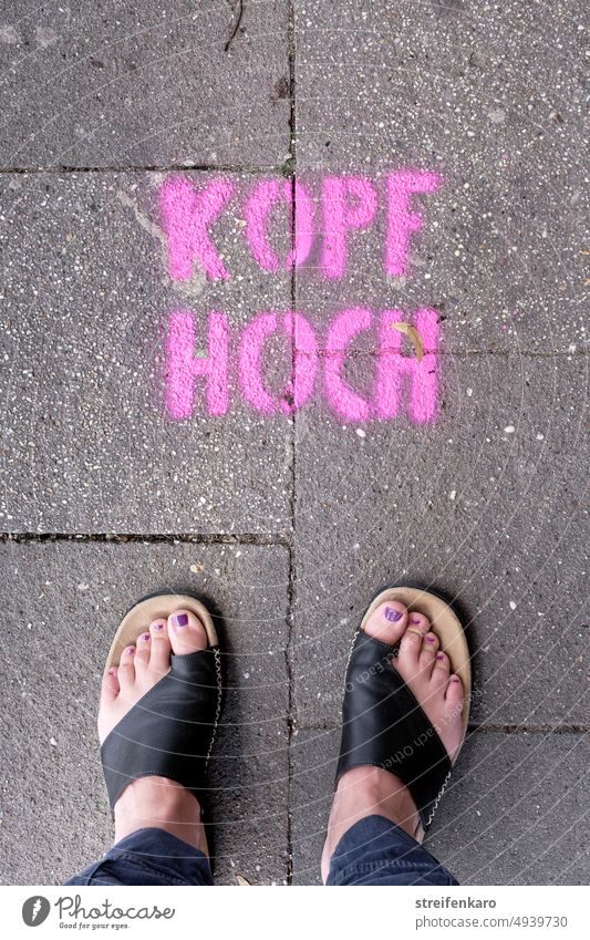 Kopf hoch - weibliche Füße stehen vor pinkfarbenem Graffiti auf dem Gehweg Straße Boden Bürgersteig Aufmunterung Aufforderung Zukunft optimistisch Hilfe grau