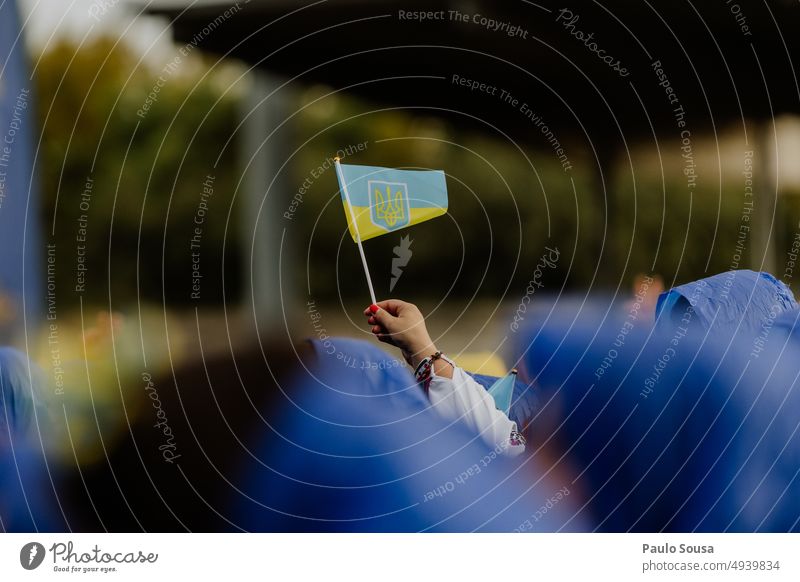 Hand hält ukrainische Flagge Fahne Beteiligung Ukraine Ukrainer Solidarität blau Krieg Politik & Staat Symbol Zeichen Nation Frieden gelb Russland protestieren