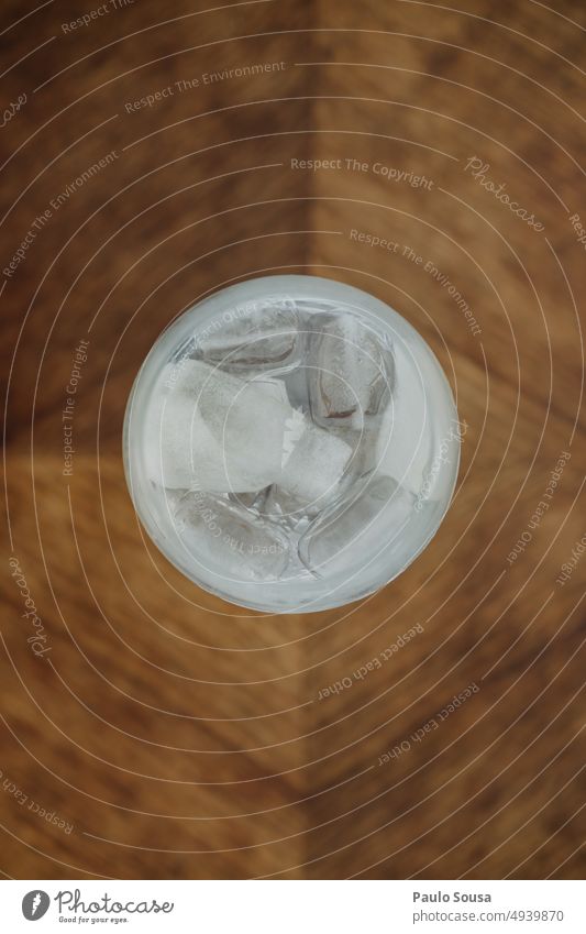 Glas mit Eiswürfeln Blick von oben Vogelperspektive Getränk Farbfoto trinken kalt Alkohol Erfrischungsgetränk lecker Tisch liquide Cocktail Bestandteil Gin