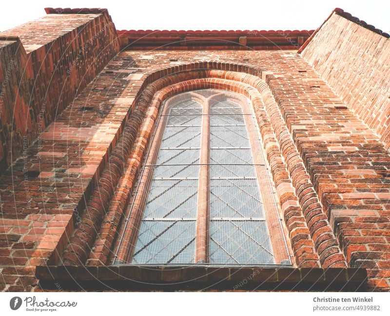 Kirchenfenster Fenster Fassade Backsteinfassade Kirchenmauer altehrwürdig Bogenfenster Strukturen & Formen Religion & Glaube Bauwerk Gebäude Backsteinwand
