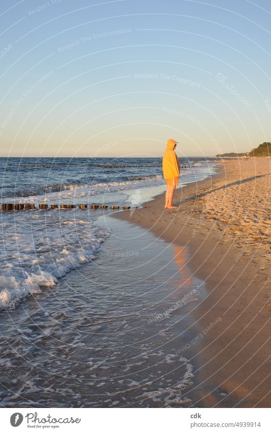 Im Abendlicht an der Ostsee | Strandspaziergang bei Sonnenuntergang. Mensch Mann Person Sand Meer Küste Licht Sonnenlicht Außenaufnahme Sommer Himmel Natur