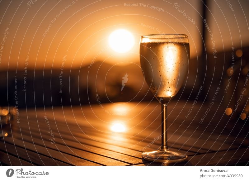 Weißwein bei Sonnenuntergang, Griechenland Ägäis Feiertag Hauswein Lokal Mittagessen Gesundheit Tisch Getränk Abendessen Glas trinken Santorin Wein Alkohol