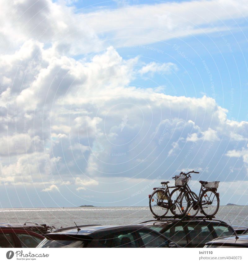 Überfahrt zur Insel Sommer Urlaub Ferien Meer Nordsee Fährüberfahrt auf dem Meer Autodächer Dachgepäckträger Fahrräder Damenrad Herrenrad Horizont Inseln
