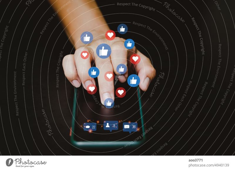 Social Media Business-Konzept und Marketing Online-Technologie digitale Netzwerk Internet-Symbol Nachricht Verbindung auf Smartphone. Medien sozial online mögen