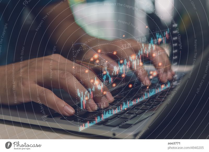 Investitionskonzept und Finanztechnologie für Unternehmen Fonds für Börseninvestitionen und digitale Vermögenswerte Ein Geschäftsmann analysiert Finanzdaten aus einem Forex-Handelsdiagramm.