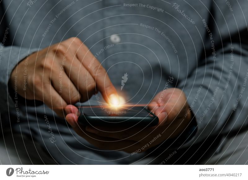 Mann mit Punkt Finger auf dem Bildschirm mobile smart phone.Business-Technologie digitale Internet-Netzwerk-Konzept. Smartphone Mitteilung Technik & Technologie