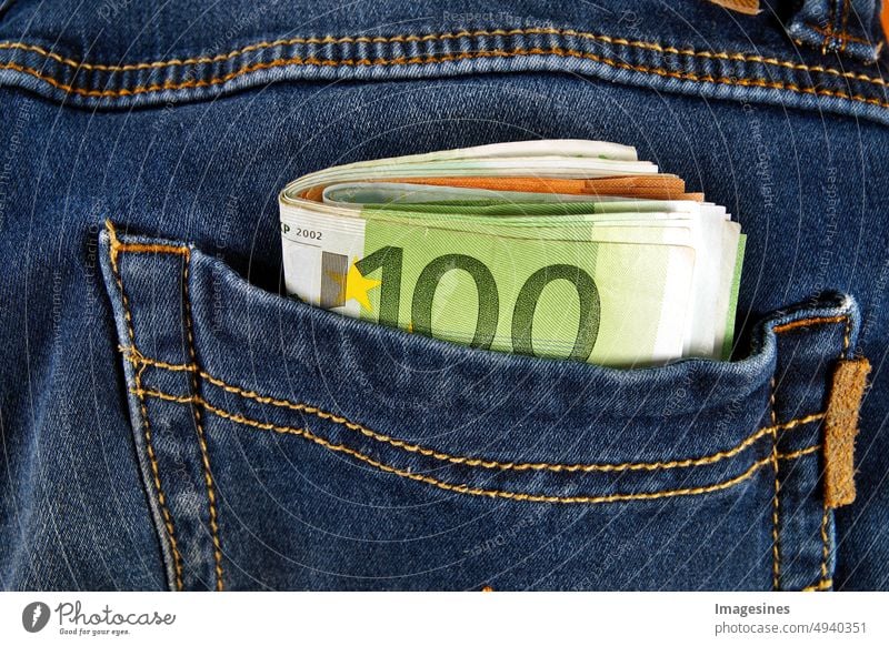 Bares. Euro-Banknoten in Gesäßtasche einer Jeans Hose. Konzept des Reichtums, Geld sparen oder ausgeben. Einfach das Geld zu stehlen. Jeanshose Scheine 100 Euro