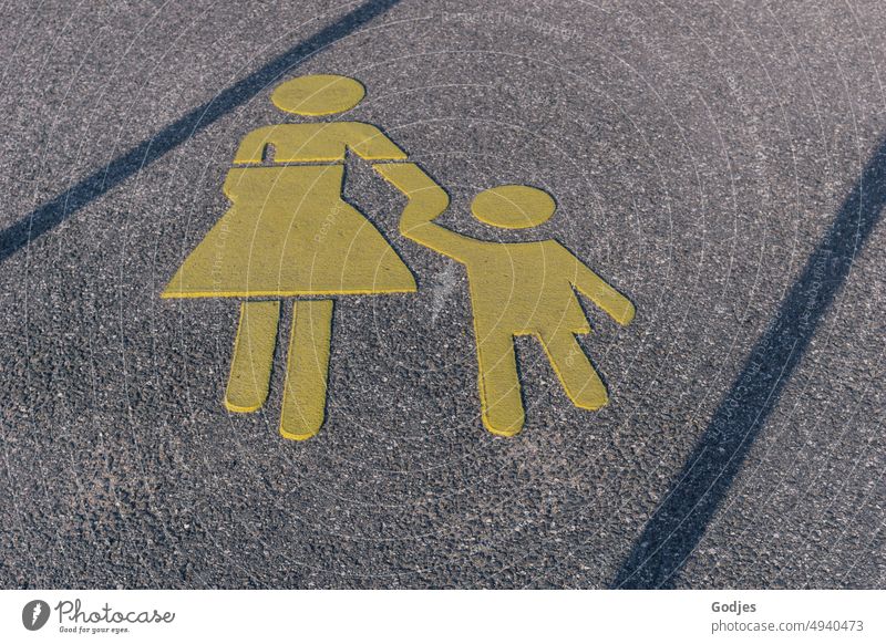 Straßenmarkierung Mutter und Kind Wegweiser Straßenverkehr Fußgänger Schilder & Markierungen Asphalt Wege & Pfade Verkehrswege Zeichen Hinweisschild