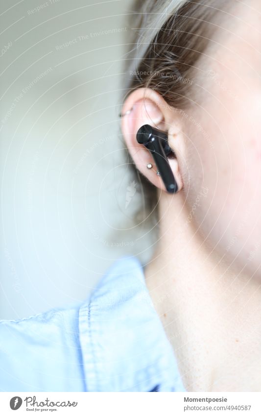 Kopfhörer im Ohr Büro Hemd kabellos Bluetooth Piercing seriös hören Kopfhörer kabellos Musik hören Lifestyle Frau genießen Freizeit & Hobby Porträt