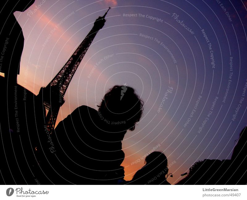 Picknick am Eiffelturm Paris Dämmerung dunkel Silhouette Wolken Tour d'Eiffel Sonnenuntergang Licht Mensch Abend Abenddämmerung Farbe silouetten Schatten