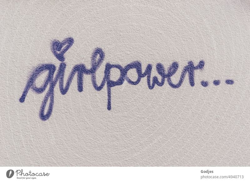 Tatort | "Girlpower" auf eine verputzte Hauswand schreiben Graffiti Wand Freizeit & Hobby Schmiererei Spray Schriftzeichen Jugendkultur Straßenkunst Subkultur