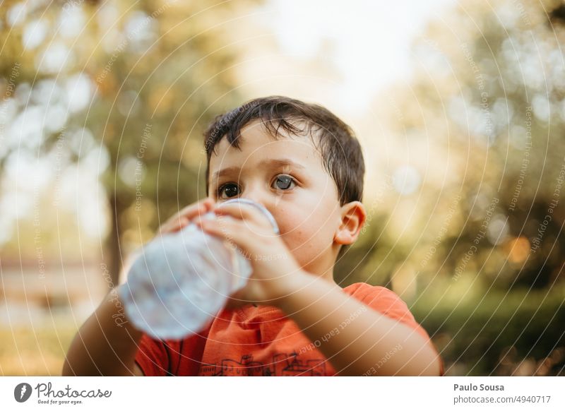 Kind trinkt Wasser aus einer Flasche 3-8 Jahre Kindheit Farbfoto Mensch Tag Natur Außenaufnahme trinken Trinkwasser Porträt aktualisieren Sommer Wasserflasche