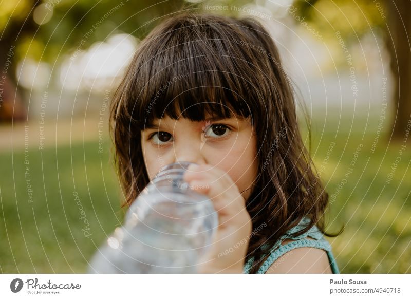 Kind trinkt Wasser aus einer Flasche Mädchen 3-8 Jahre Kindheit Farbfoto Mensch feminin Tag Natur Außenaufnahme trinken Trinkwasser Porträt aktualisieren Sommer
