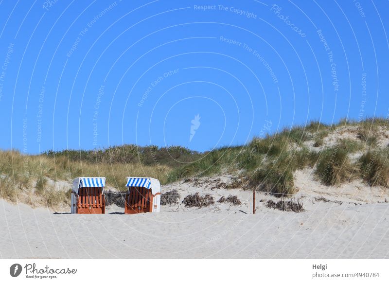 zwei verschlossene Strandkörbe stehen bei schönem Wetter im Sand vor den Dünen Strandkorb Sommer schönes Wetter Helgoland Sonnenschein Ferien & Urlaub & Reisen