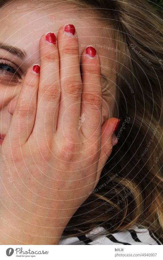 Hand auf's Aug. teenager Jugendliche Junge Frau Mädchen Gesicht Porträt jung seltsam Pubertät lustig witzig Finger Nagellack verstecken Auge Augen geschlossen