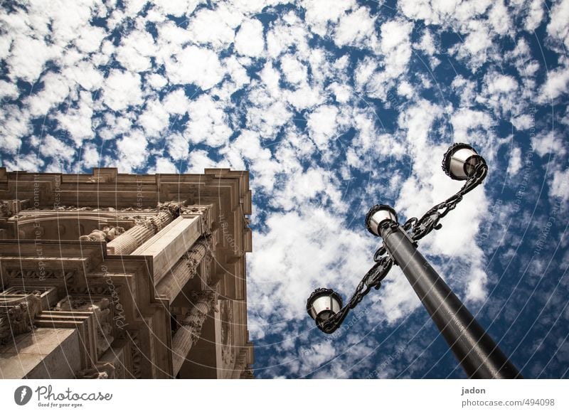 leuchtkörper. Häusliches Leben Dekoration & Verzierung Lampe Beleuchtungselement Kunst Himmel Wolken Schönes Wetter Sevilla Altstadt Haus Gebäude Architektur