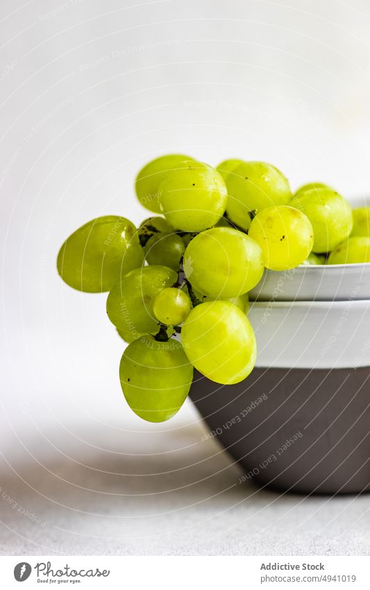 Frische reife grüne Weintrauben Traube Schalen & Schüsseln Beton Dessert Diät essen Lebensmittel frisch Frucht Gesundheit saftig organisch Steingut