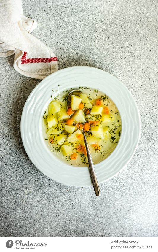 Gesunde Gemüsesuppe zum Abendessen Schalen & Schüsseln Brühe Möhre Lebensmittel Gesundheit Kartoffel serviert Suppe Veganer Vegetarier Speise geschmackvoll