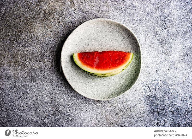 Frische Wassermelone auf dunklem Hintergrund Dessert essen Lebensmittel Frucht grün Gesundheit Mahlzeit Scheibe organisch rot lecker Sommer Beton ganz Steingut