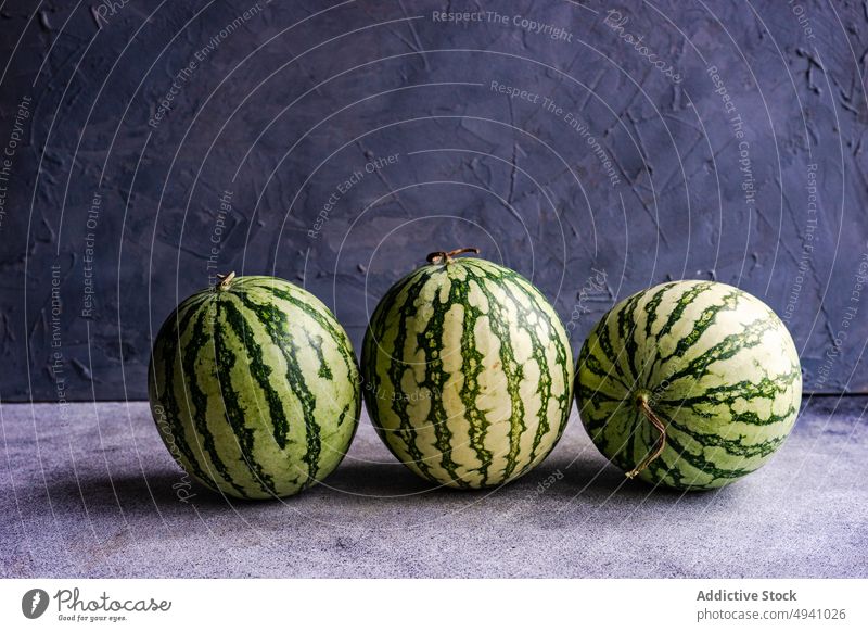Ganze frische Wassermelone auf dunklem Hintergrund Beeren Beton Dessert essen Essen Lebensmittel Frucht grün Gesundheit Mahlzeit Mini organisch rot Sommer ganz