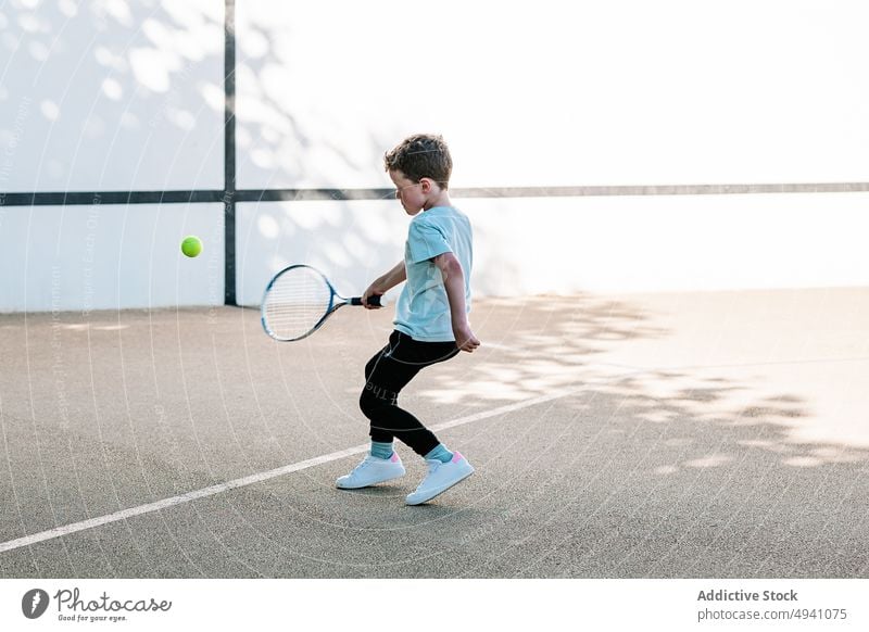 Junge lernt auf der Straße Tennis zu spielen aufschlagen Remmidemmi Ball Spieler Sommer Wochenende tagsüber Kind Aktivität Hobby Herausforderung lässig Erholung
