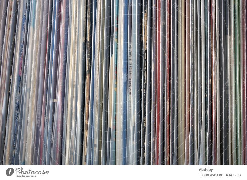 Alte bunte Schallplatten und Langspielplatten in transparenten Schutzhüllen vor einem Plattenladen im Stadtteil Bornheim in Frankfurt am Main in Hessen
