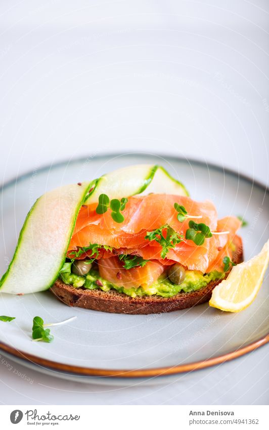 Toast mit Avocado und Lachs Zuprosten Räucherlachs gestampft Brot Mittagessen Frühstück frisch Lebensmittel Fisch Gesundheit lecker Snack Feinschmecker Mahlzeit