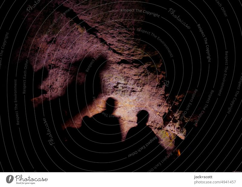 in der Höhle der Schatten Schattenspiel Stein Kunstlicht Felswand Kontrast Mensch dunkel Silhouette Felsen Lichterscheinung Lichtschein Besichtigung entdecken