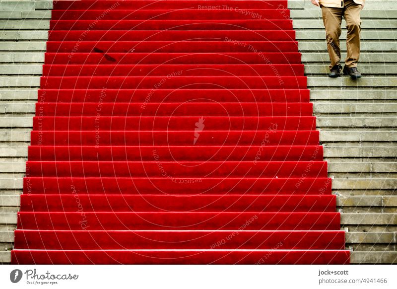 Direkt neben dem roten Teppich gehen Mann Beine Hose Mensch Roter Teppich Wege & Pfade Symbole & Metaphern Strukturen & Formen Kultur Treppe Architektur