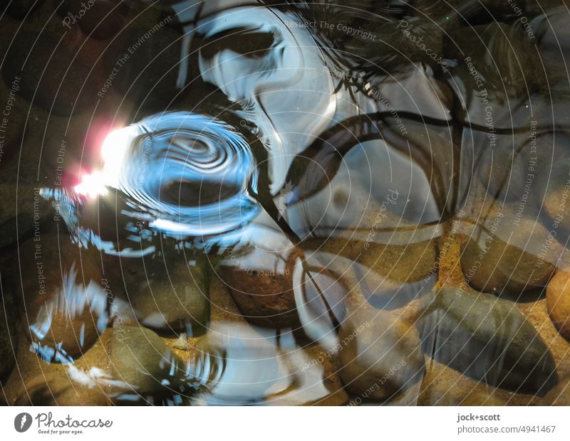 Reflexion auf bewegter Wasseroberfläche Stein Brunnen diffus abstrakt Silhouette Strukturen & Formen wellig Lichterscheinung Reflexion & Spiegelung Verzerrung
