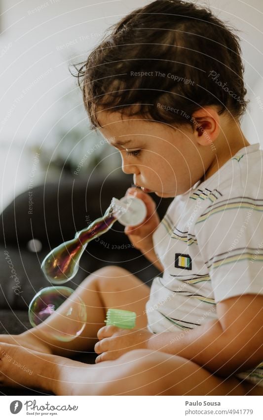 Cite Boy spielt mit Seifenblasen Blasen Schaumblase Freude Spielen Schlag Spaß mehrfarbig Kind Kindheit authentisch Junge 1-3 Jahre Freizeit & Hobby Farbfoto