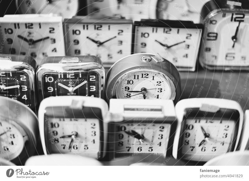 time is no money Wecker Kram Ramsch viele vielfalt Lifestyle zeit Zeitplanung planen billig Markt Ramschladen Uhrenmacher Wecksignal wecken Lauf der Zeit ticken